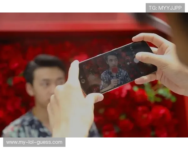 七夕甜蜜时刻 足球球星携手老婆共享浪漫时光幸福满溢