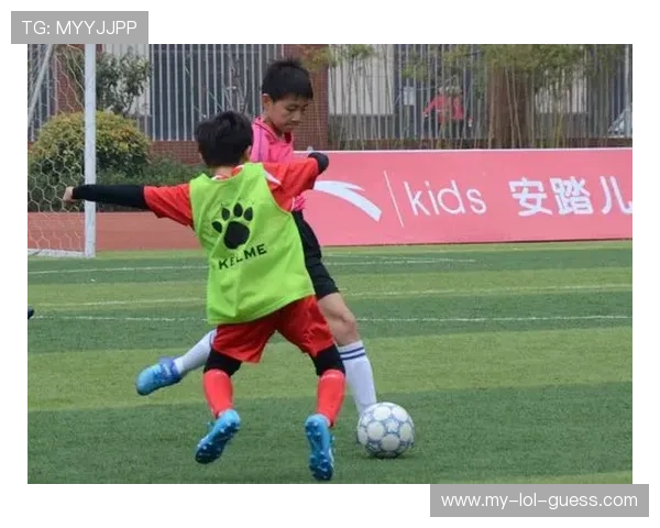 耐克足球星燃动绿茵赛场展现速度激情与荣耀时刻