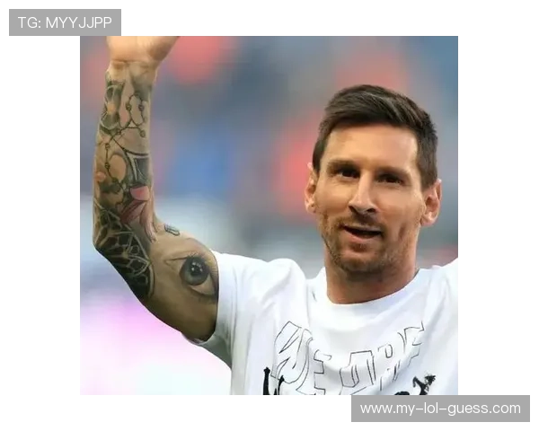 足球小报专访：球星风采与背后故事揭秘，独家解读赛场外的精彩人生