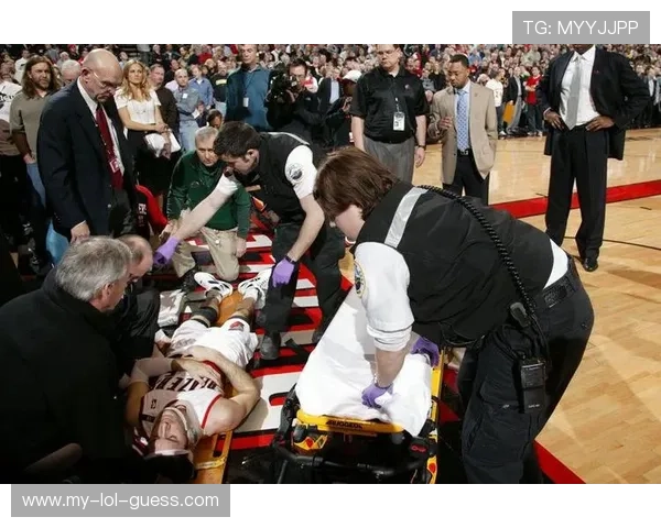 足球球星无对抗受伤原因解析及应对措施探讨 足球球星无对抗受伤原因解析及应对措施探讨